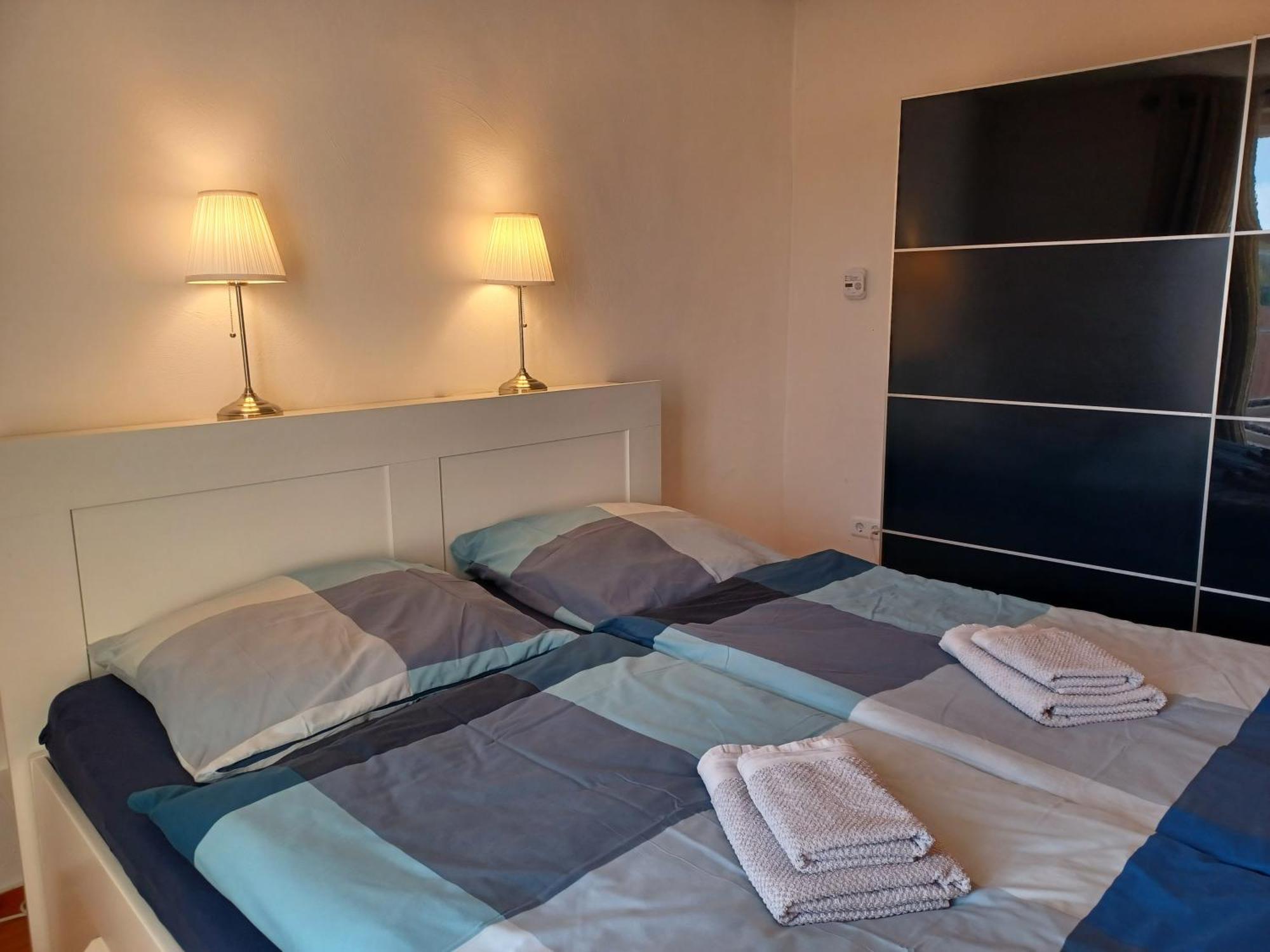 Ehemalige Bibliothek Apartment Fuer 2 Mit Kueche Kamin Netflix Parken Und Hofladen Steinhofel Exterior photo